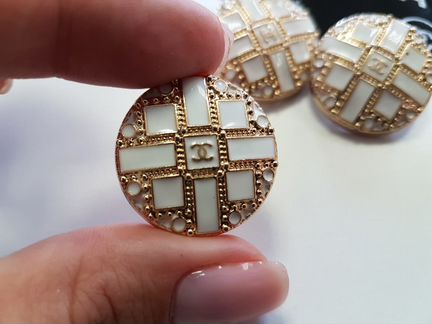 Пуговицы Chanel, Шанель