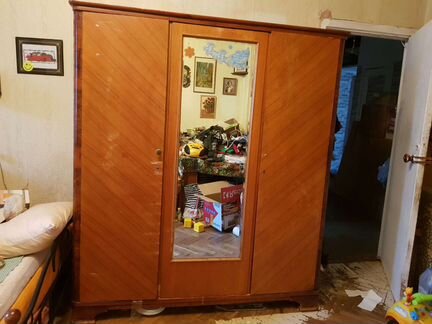 Старинный шкаф