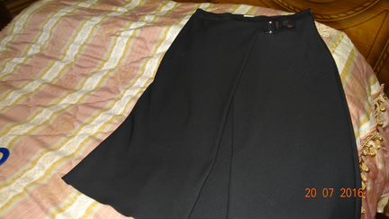 Черная юбка с встречной складкой