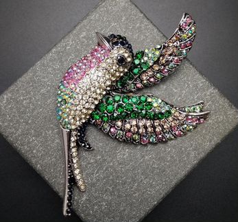 Новая брошь Иволга