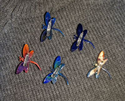 Брошь / значок из эпоксидной смолы Стрекоза