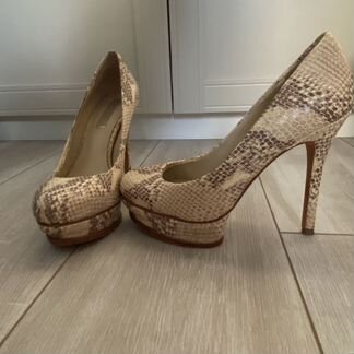 Туфли на каблуке бежевые/молочные под питона bcbg