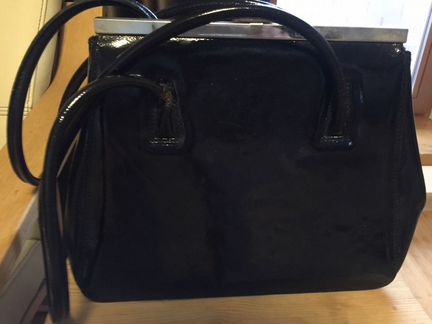 Итальянская лакированная кожаная сумка на выход