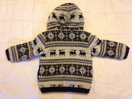 Тёплая вязаная куртка с капюшоном