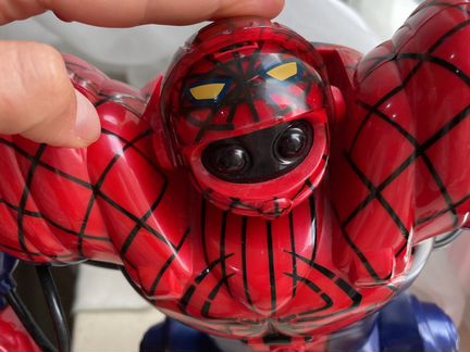Танцующий робот человек -паук Spider-Man