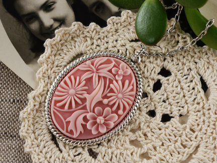 Камея Экзотические цветы розовые (30х40мм)