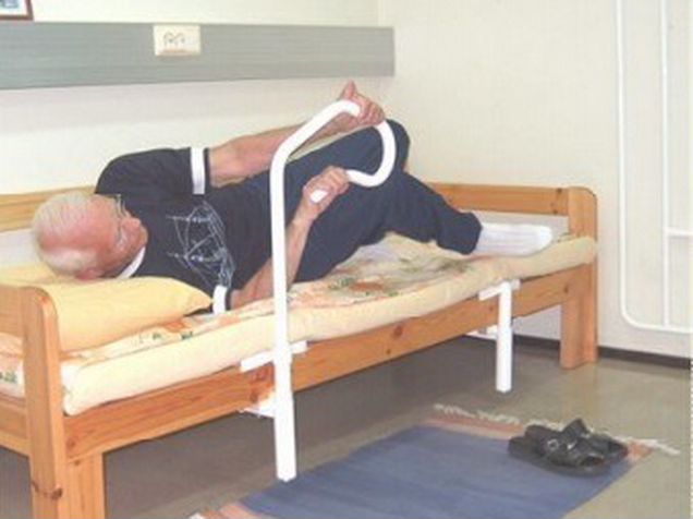 Кровати после операций на позвоночнике. Опора в кровать металлическая Opifer Nousutuki (опора для вставания «Опифер»). Приспособление для инвалидов для вставания с кровати. Опора в кровать металлическая для инвалидов. Опора в кровать веревочная для инвалидов.