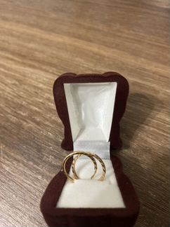 Золотые серьги в коробочке